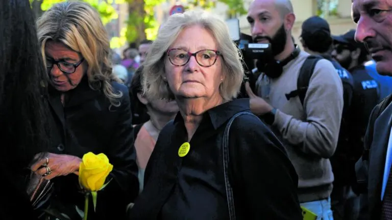 Una donna con la spilla gialla «Verità per Giulio Regeni» in mezzo alla folla; accanto, una rosa gialla
