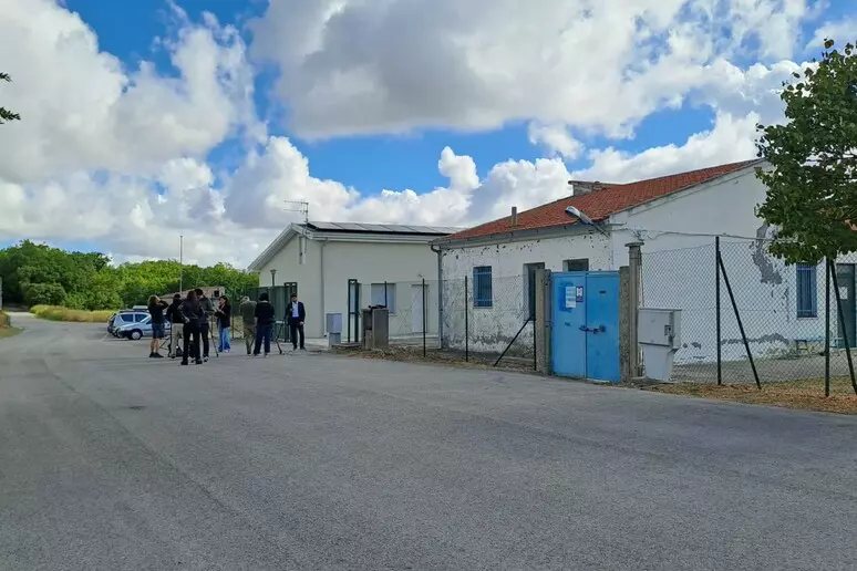 La nuova abitazione della famiglia a Palmoli, con i giornalisti a distanza